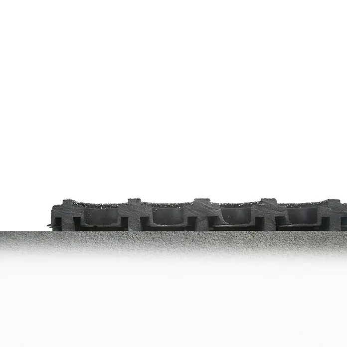 Coba Anti-Ermüdungsmatte Fatigue-Step Grit Top - 90 x 90 cm, Gelochte Oberfläche - Nahaufnahme einer grauen Gummibodenmatte mit quadratischen Aussparungen, die für Dämpfung sorgt. Ideal für Fitnessstudios.