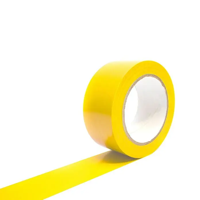 Coba Klebeband Markierband - Farbe: Gelb, 33 m x 5 cm - Nahaufnahme einer Rolle gelben Klebebands, die teilweise abgerollt ist und vor einem sauberen, weißen Hintergrund liegt.