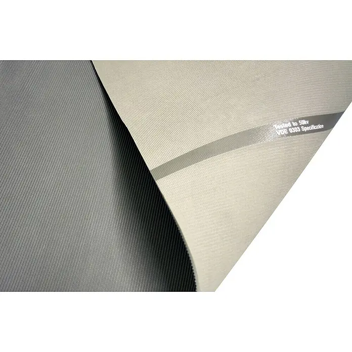 Coba Gummimatte Switch VDE Meterware - Schwarz - Detailaufnahme eines zweifarbigen, strukturierten Stoffes mit Streifenmuster und einer aufgedruckten Produktspezifikation.