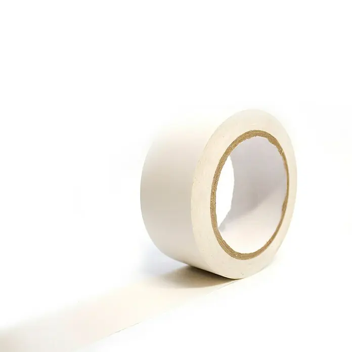 Coba Klebeband MarkierbandFarbe: Weiß, 33 m x 5 cm - Nahaufnahme einer Rolle weißes Klebeband, die auf einer weißen Oberfläche steht und eine saubere und praktische Lösung zum Abdichten bietet.