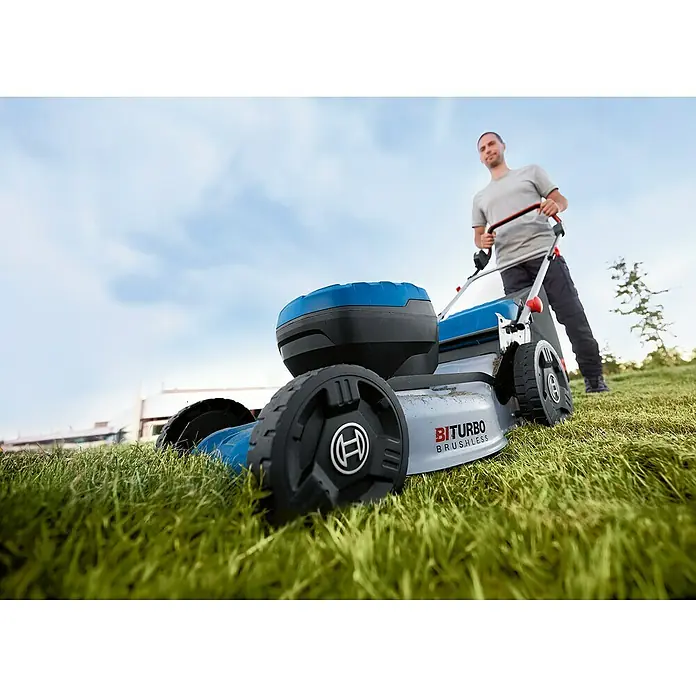 Bosch Professional AMPShare 18V Akku-Rasenmäher GRA 18V2-46 - 18 V, Ohne Akku, Schnittbreite: 46 cm - Ein akkubetriebener Rasenmäher von Bosch mit Biturbo Brushless-Technologie im Einsatz, bedient von einem Mann bei der Gartenarbeit.