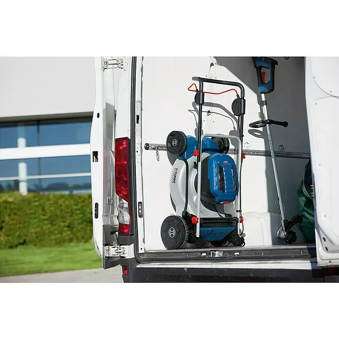 Bosch Professional AMPShare 18V Akku-Rasenmäher GRA 18V2-46 - 18 V, Ohne Akku, Schnittbreite: 46 cm - Der Laderaum eines Transporters mit einem Bosch Rasenmäher und einem Rasentrimmer. Beide Geräte sind blau und schwarz.