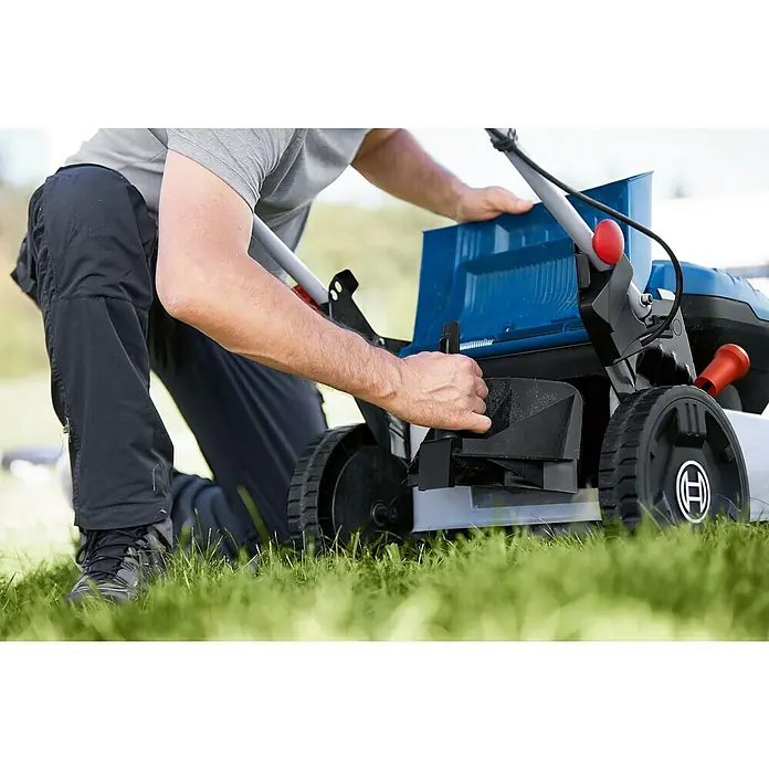 Bosch Professional AMPShare 18V Akku-Rasenmäher GRA 18V2-46 - 18 V, Ohne Akku, Schnittbreite: 46 cm - Nahaufnahme eines Mannes, der einen blauen Bosch Rasenmäher auf einer grünen Rasenfläche bedient, was die Funktionalität des Geräts hervorhebt.
