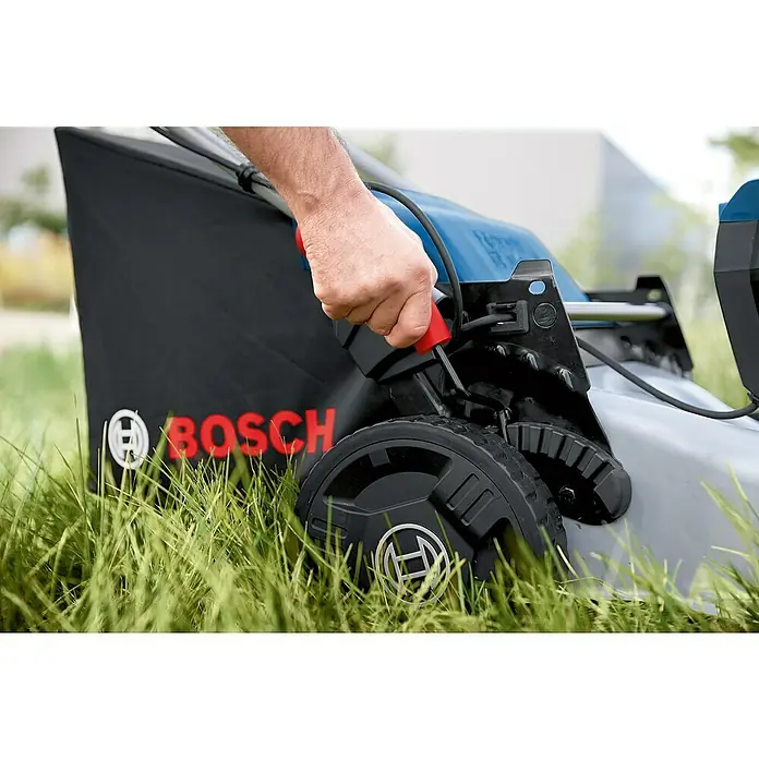 Bosch Professional AMPShare 18V Akku-Rasenmäher GRA 18V2-46 - 18 V, Ohne Akku, Schnittbreite: 46 cm - Nahaufnahme eines Bosch Rasenmähers in Aktion, der von einer Person bedient wird.