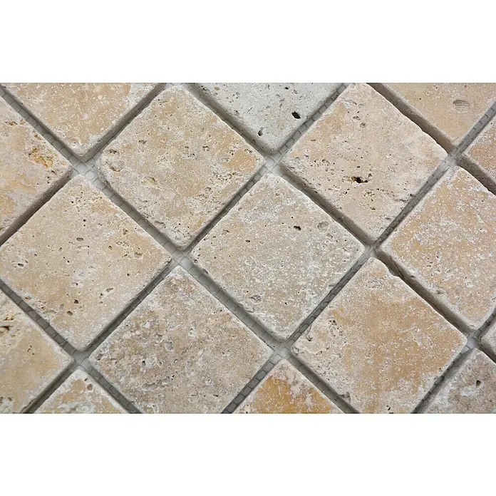 Mosaikfliese Quadrat XNT 4604830,5 x 30,5 cm, Beige, Matt - Nahaufnahme von beigen Travertin-Fliesen mit quadratischem Muster, die eine natürliche und warme Textur zeigen.