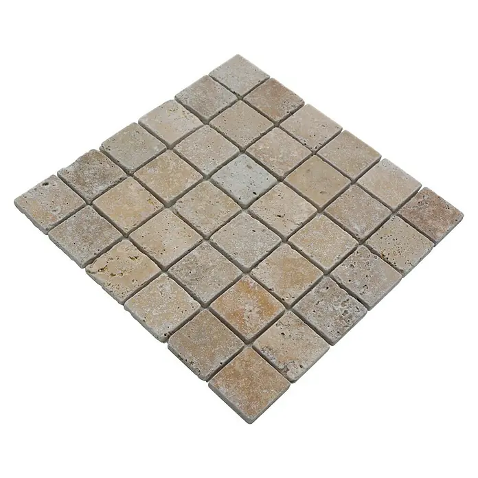 Mosaikfliese Quadrat XNT 4604830,5 x 30,5 cm, Beige, Matt - Nahaufnahme eines Musters aus quadratischen Travertinmosaikfliesen in verschiedenen Beigetönen, die eine natürliche Textur und ein warmes Aussehen bieten.