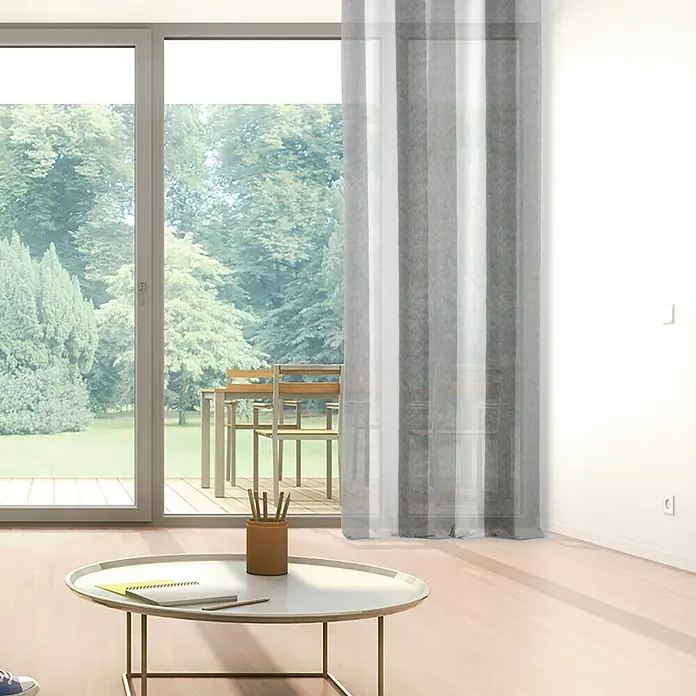 Visillo para ventana Dax - 140 x 250 cm, 100% poliéster, Gris - Vista de una habitación luminosa con una mesa de centro moderna, complementada con una cortina de rayas transparente para una iluminación suave.