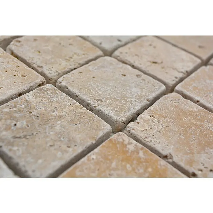 Mosaikfliese Quadrat XNT 4604830,5 x 30,5 cm, Beige, Matt - Nahaufnahme von quadratischen Travertinfliesen, die ein rustikales und natürliches Erscheinungsbild für Innenräume bieten. Die Fliesen haben eine beige Farbe.