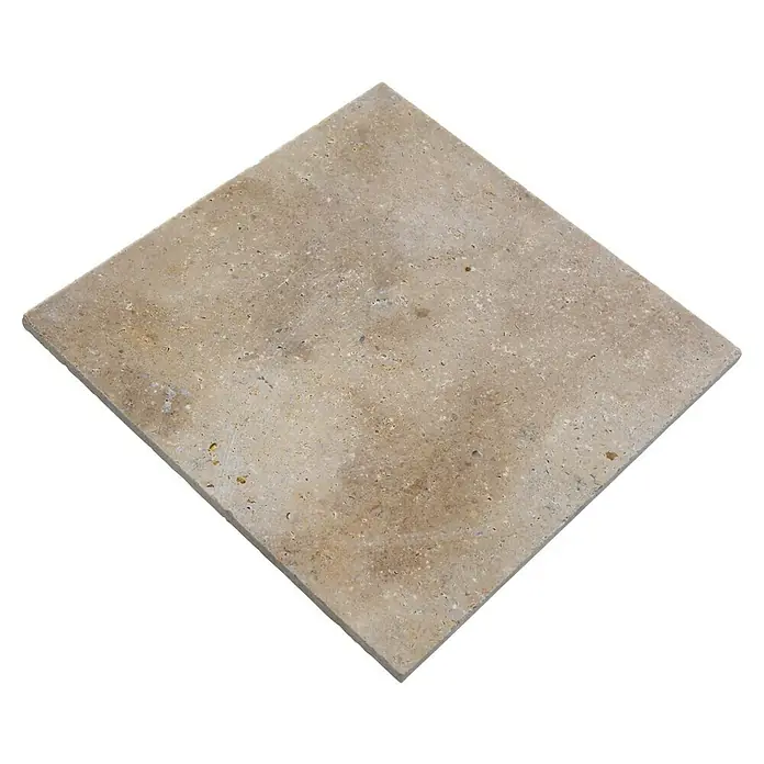 Antikmarmorfliese Travertin Chiaro - 30,5 x 30,5 cm, Beige, Matt - Detailaufnahme einer quadratischen, beigefarbenen Travertinfliese mit natürlichen Mustern und einer leicht rauen Textur.