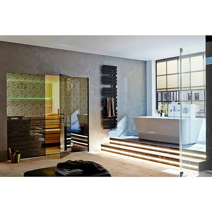 Antikmarmorfliese Travertin Chiaro - 30,5 x 30,5 cm, Beige, Matt - Modernes Badezimmer mit dunklem Heizkörper, Sauna und freistehender Badewanne auf einem beleuchteten Podest.