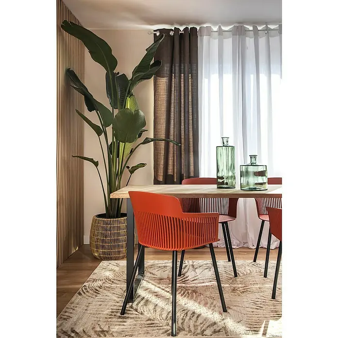 Rei Möbelfuß Strong - L x B x H: 4 x 35 x 38,5 cm, Traglast: 250 kg, Stahl, Schwarz - Innenaufnahme eines Raumes mit Esstisch, Stühlen, Zimmerpflanze und Dekorationselementen. Das Arrangement wirkt einladend und stilvoll.