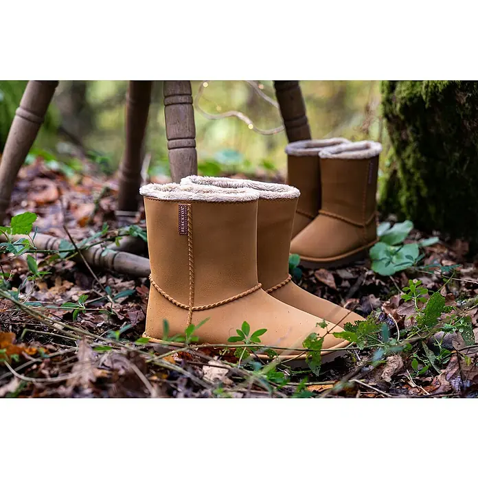 Black Fox Winterstiefel CheyennetooSchuhgröße: 40, Synthesekautschuk, Ocker - Braune Blackfox Winterstiefel mit warmem Futter, perfekt für kalte Tage im Freien, stehen auf herbstlichem Laub und Ästen.