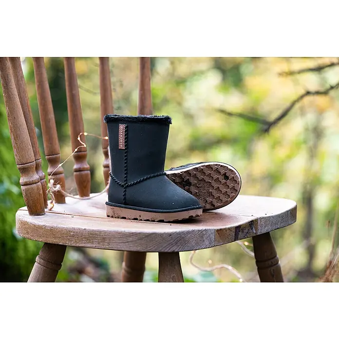 Black Fox Winterstiefel Cheyennetoo - Schuhgröße: 30, Schwarz - Schwarze BLACKFOX Kinderstiefel mit brauner Sohle auf einem Holzstuhl.