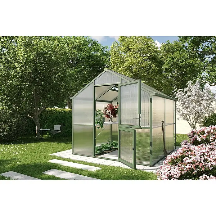 KGT Gewächshaus Iris II - Außenmaß inkl. Dachüberstand (B x T): 233 x 217 cm, Material Seitenwand: Kunststoff, Tannengrün - Ein grünes Gewächshaus steht im Garten, mit offenen Türen, die Einblick auf Pflanzen und Blumen im Inneren gewähren.