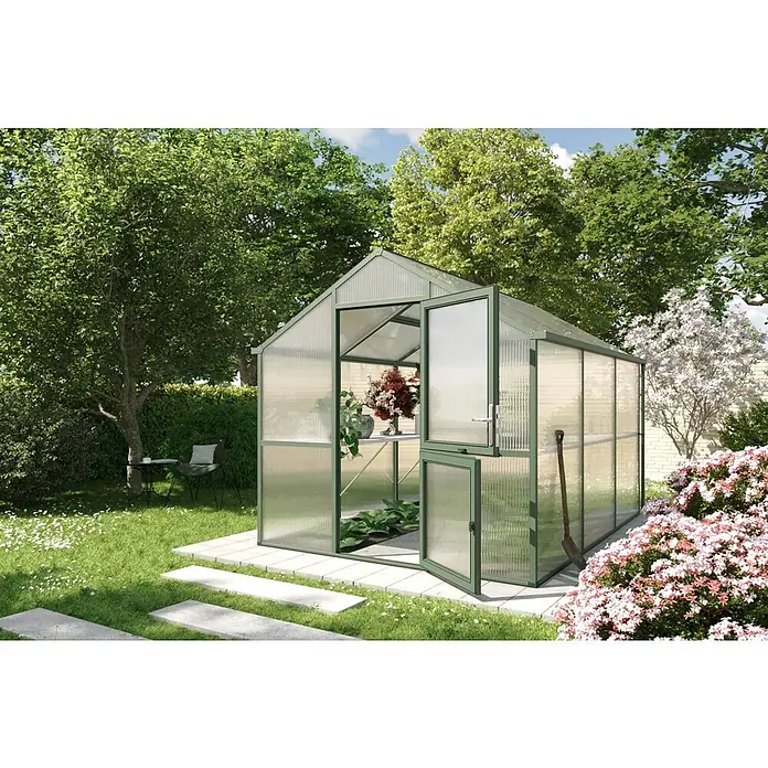 KGT Gewächshaus Iris III - Außenmaß inkl. Dachüberstand (B x T): 233 x 323 cm, Material Seitenwand: Kunststoff, Tannengrün - Das Bild zeigt ein Gewächshaus mit geöffneten Türen in einem Garten, umgeben von üppigem Grün und blühenden Blumen.