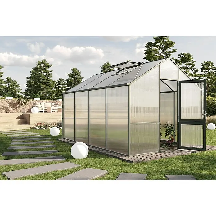 KGT Gewächshaus Dahlie IV - Außenmaß inkl. Dachüberstand (B x T): 297 x 429 cm, Material Seitenwand: Kunststoff, 16 mm, Tannengrün - Das Bild zeigt ein Gewächshaus mit geöffneter Tür in einem Garten mit Gehwegplatten und Bäumen. Das Gewächshaus besteht aus lichtdurchlässigen Paneelen.