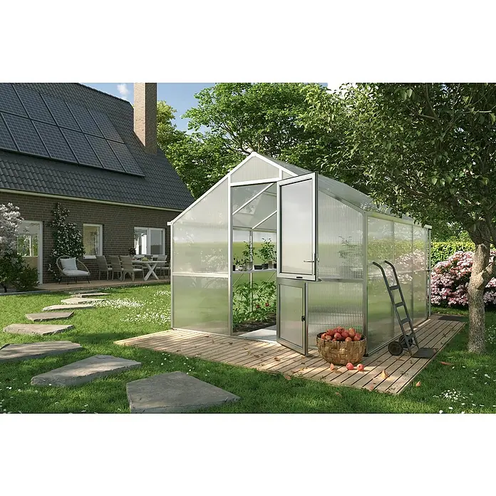 KGT Gewächshaus Nelke III - Außenmaß inkl. Dachüberstand (B x T): 297 x 323 cm, Material Seitenwand: Kunststoff, 16 mm, Pressblank - Ein Gewächshaus mit geöffneter Tür, umgeben von einem Garten mit Bäumen und Blumen, lädt zum Gärtnern und Entspannen ein.