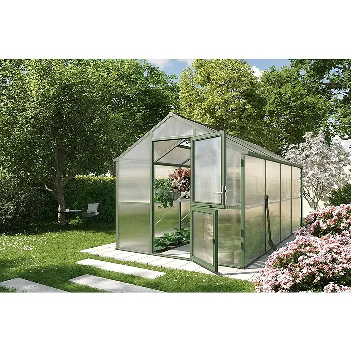 KGT Gewächshaus Iris IV - Außenmaß inkl. Dachüberstand (B x T): 233 x 429 cm, Material Seitenwand: Kunststoff, Tannengrün - Ein grünes Gewächshaus mit geöffneten Türen, umgeben von einem üppigen Garten mit Bäumen und Blumen.