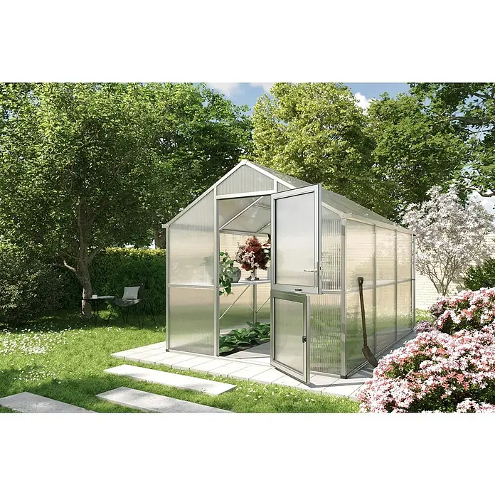 KGT Gewächshaus Iris III - Außenmaß inkl. Dachüberstand (B x T): 233 x 323 cm, Material Seitenwand: Kunststoff, Pressblank - Ein Gewächshaus mit geöffneter Tür steht in einem üppigen Garten und bietet Platz für Pflanzen. Das Gewächshaus verspricht Wachstum und Gedeihen.