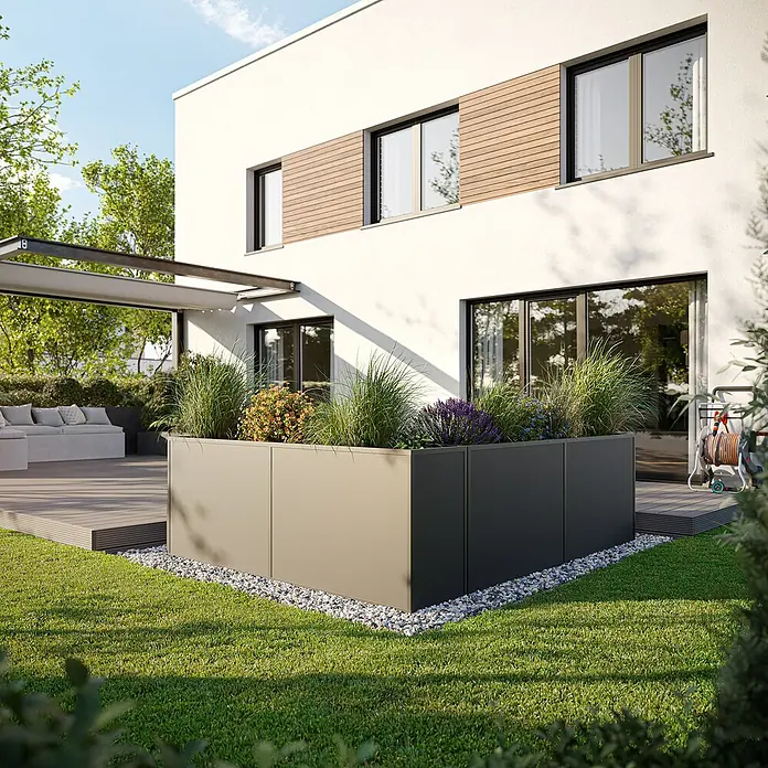 KGT Hochbeet - 2,05 x 0,45 x 0,77 m, Aluminium, Anthrazit - Ein erhöhter Pflanzkasten aus Metall mit verschiedenen Pflanzen und Steinen auf einem gepflegten Rasen vor einem modernen Haus.