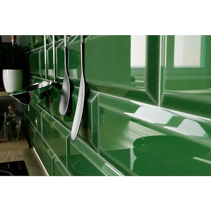 Modern Style Wandfliese Metro Biselado Verde 880 - 9,8 x 29,8 cm, Grün, Glänzend - Grüne Küchenfliesen mit Metallutensilien. Die glänzenden Fliesen reflektieren das Licht und schaffen eine moderne Atmosphäre in der Küche.