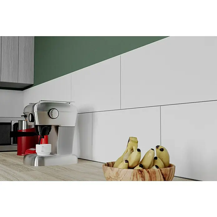 Ambiente by Palazzo Wandfliese Snowwhite New - 30 x 60 cm, Stärke: 9 mm, Weiß, Matt - Nahaufnahme einer Espressomaschine neben einem Mixer, beides auf einer Küchentheke, zusammen mit einer Schale Bananen.