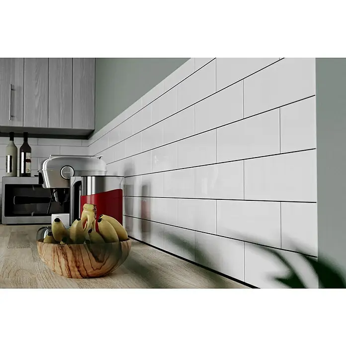 Modern Style Wandfliese Emotion Branco 500 - 9,8 x 29,8 cm, Weiß, Glänzend - Ein Blick in eine moderne Küche mit weißer Fliesenspiegel, einer Schale Bananen und Küchengeräten auf der Arbeitsfläche.