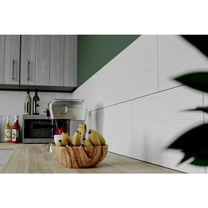 Wandfliese Wood - 30 x 60 cm, Weiß, Matt - Nahaufnahme einer Küche mit einer Schale Bananen, einer Kaffeemaschine und Küchenschränken im Hintergrund.
