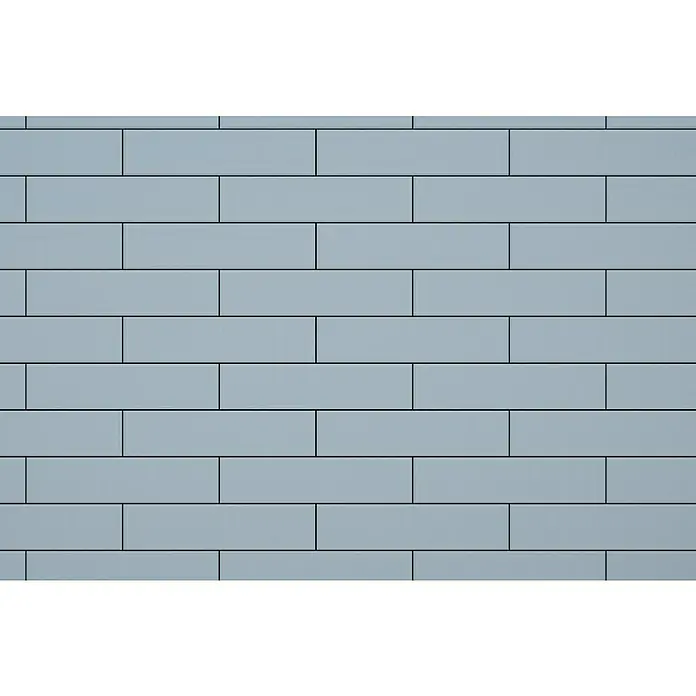 Modern Style Wandfliese Urban Oceano - 7,5 x 30 cm, Blau, Matt - Das Bild zeigt eine Nahaufnahme einer Wand mit hellblauen rechteckigen Fliesen, die horizontal angeordnet sind und durch dunkle Fugen getrennt werden.