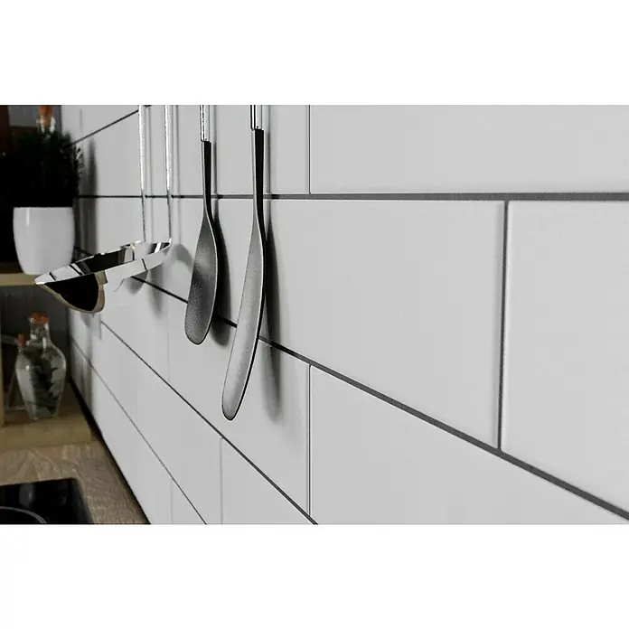 Modern Style Wandfliese Urban Blanco - 7,5 x 30 cm, Weiß, Matt - Wandfliesen in der Küche mit Kochutensilien. Helle, rechteckige Fliesen sind mit dunklem Fugenmörtel verlegt und ergeben ein modernes Bild.
