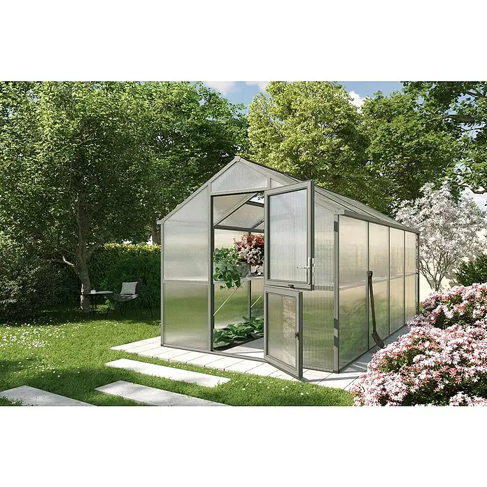 KGT Gewächshaus Iris IV - Außenmaß inkl. Dachüberstand (B x T): 233 x 429 cm, Material Seitenwand: Kunststoff, Anthrazit-grau - Ein Gewächshaus mit geöffneten Türen in einem üppigen Garten, umgeben von Grün und Blumen. Das Gewächshaus bietet Platz für Pflanzen.