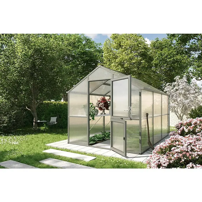 KGT Gewächshaus Iris III - Außenmaß inkl. Dachüberstand (B x T): 233 x 323 cm, Material Seitenwand: Kunststoff, Anthrazit-grau - Ein Gewächshaus mit geöffneter Tür in einem Garten, umgeben von Bäumen und Blumen. Das Gewächshaus ist aus transparentem Material mit silbernen Rahmen.