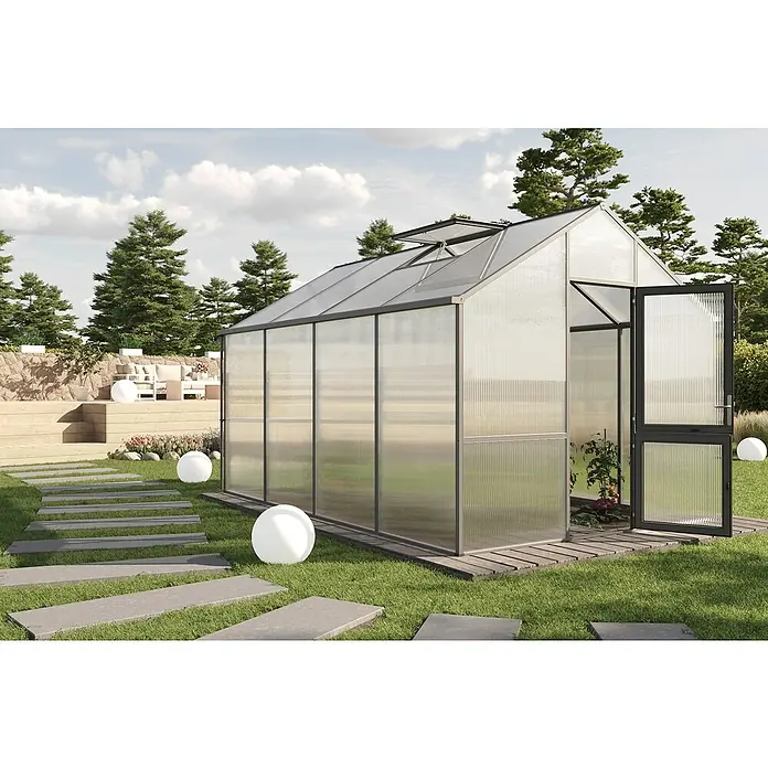 KGT Gewächshaus Dahlie IV - Außenmaß inkl. Dachüberstand (B x T): 297 x 429 cm, Material Seitenwand: Kunststoff, 16 mm, Anthrazit-grau - Nahaufnahme eines Gewächshauses mit geöffneter Tür, das Pflanzen im Inneren zeigt. Der Weg und die Kugeln tragen zur Gartenatmosphäre bei.
