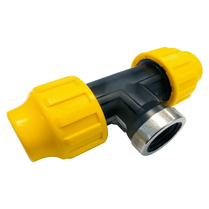 Te PE rosca hembra - 25 mm, ¾″, Hembra - Conector de tubería en T con accesorios amarillos y conexión roscada de metal, ideal para aplicaciones de plomería y riego.