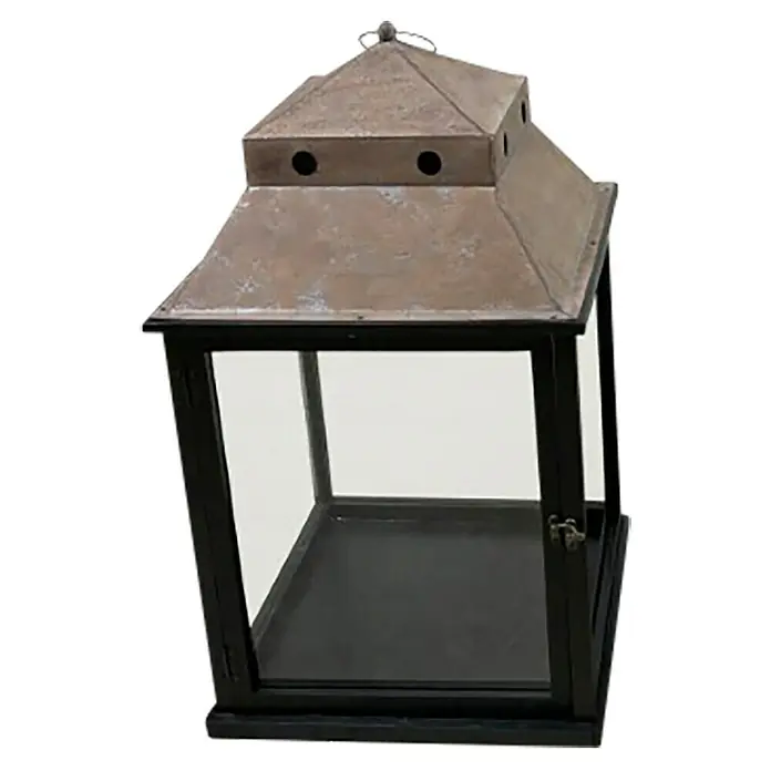 Laterne Modern - 1 Stk., L x B x H: 36 x 36 x 58 cm, Schwarz - Nahaufnahme einer stilvollen Laterne mit Metalloberteil und schwarzen Akzenten, die eine warme, einladende Atmosphäre schafft.