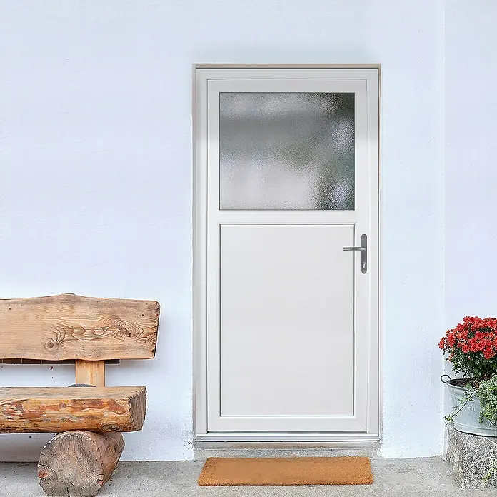 Nebeneingangstür KF-0288 x 198 cm, DIN Anschlag: Rechts, Weiß - Nahaufnahme einer weißen Haustür mit Glasfenster und Türgriff vor einer weißen Wand und einem Holzschemel.