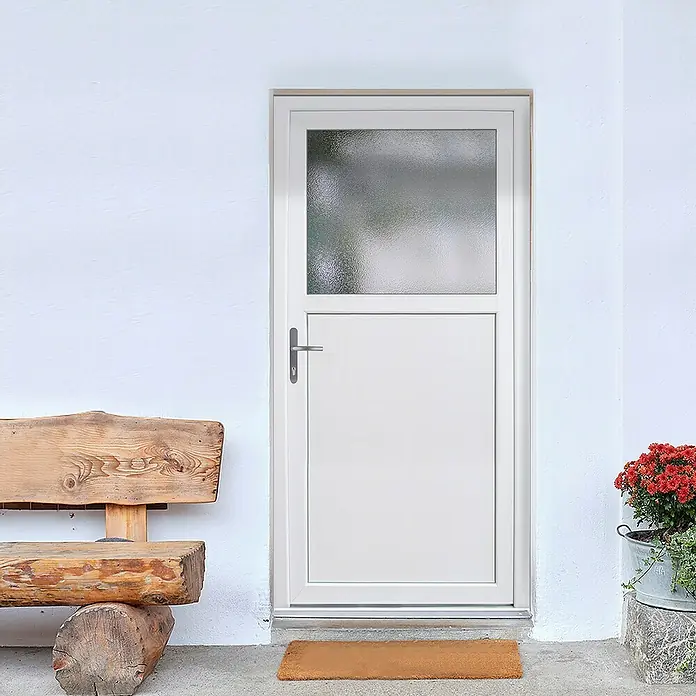 Nebeneingangstür KF-0288 x 198 cm, DIN Anschlag: Links, Weiß - Ein weißes Haustür-Set mit Glaseinsatz und Türgriff, ergänzt durch eine rustikale Holzbank und einen Blumentopf, der einladend wirkt.