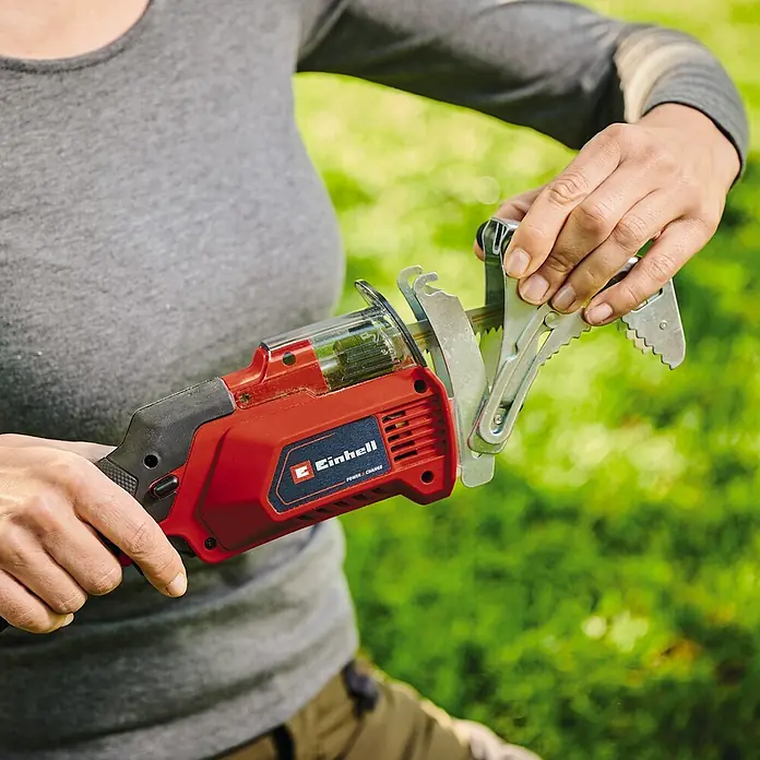 Einhell PXC 18V Sierra de ramas de batería GE-GS18/150Li-Solo - Iones de litio, Sin batería, Longitud de la cuchilla: 100 mm - Sierra de podar inalámbrica Einhell en uso, ideal para cortar ramas. Herramienta práctica para tareas de jardinería con fácil manejo.