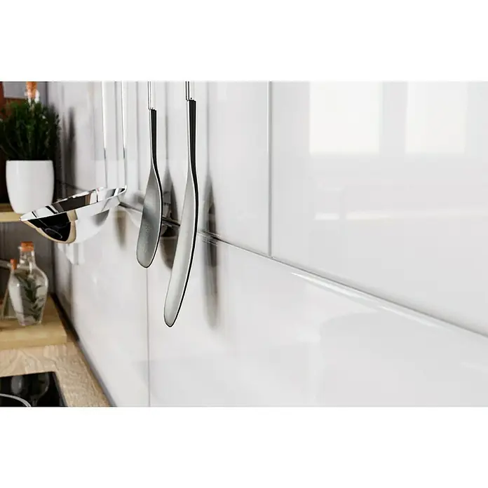 Decocer by Cinca Glow Wandfliese - 25 x 55 cm, Weiß, Glänzend - Küchenutensilien aus Edelstahl hängen an einer glänzenden, weißen Küchenwand und sorgen für einen modernen und aufgeräumten Look.