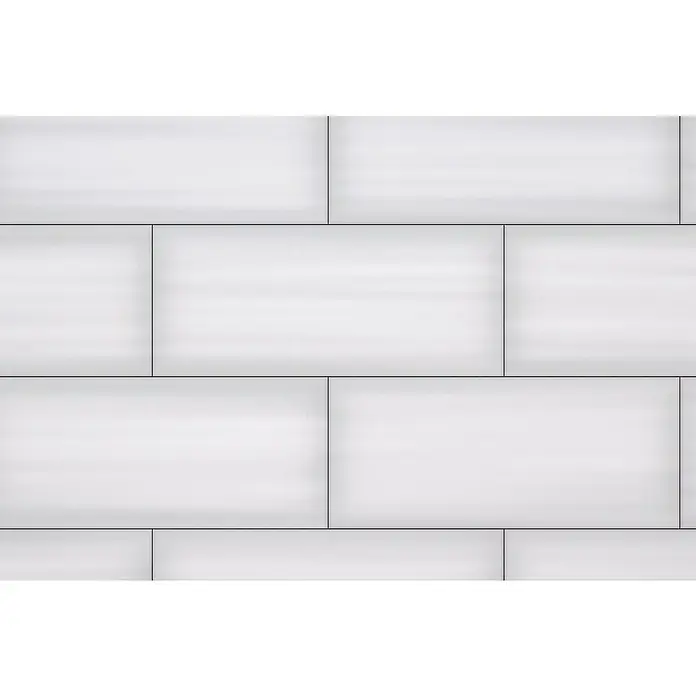Decocer by Cinca Glow Wandfliese - 25 x 55 cm, Weiß, Glänzend - Das Bild zeigt ein nahtloses Muster aus weißen, rechteckigen Fliesen, die mit dunklen Fugenlinien versehen sind und eine moderne Oberfläche bilden.
