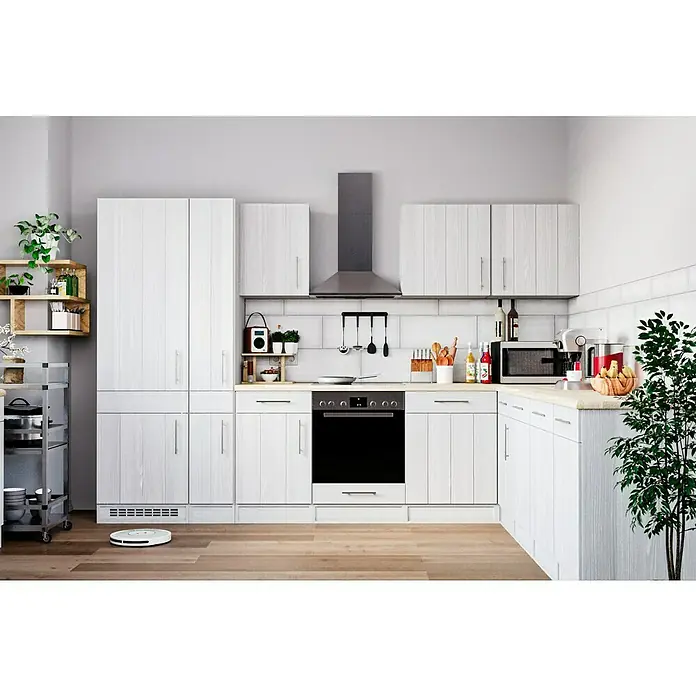 Decocer by Cinca Glow Wandfliese - 25 x 55 cm, Weiß, Glänzend - Helle Küche mit weißen Schränken, moderner Dunstabzugshaube und diversen Küchenutensilien, die eine einladende Atmosphäre schaffen.