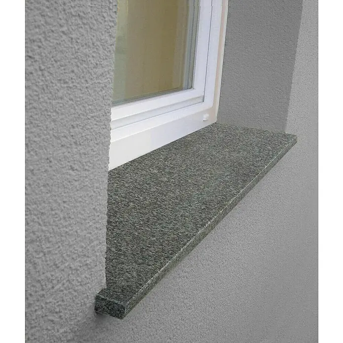 Fensterbank Impakt - 240 x 40 x 2 cm, Anthrazit, Naturstein - Nahaufnahme eines Fensterbretts aus dunklem Granit, das an einer strukturierten Außenwand befestigt ist und eine robuste und stilvolle Oberfläche bietet.