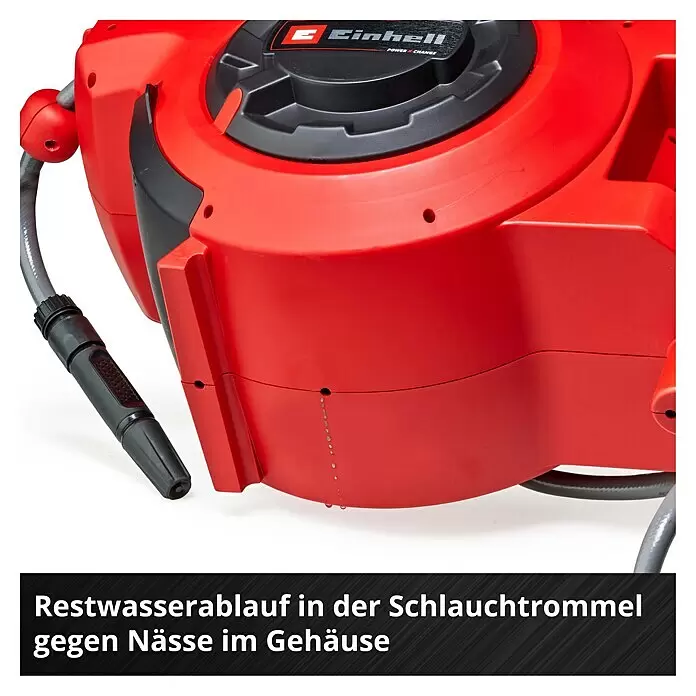 Einhell Power X-Change 18V Akku-Schlauchtrommel GE-HR 18/30 - 18 V, Ohne Akku - Rote Einhell Schlauchtrommel mit schwarzer Düse, aus deren seitlichem Restwasserablauf Wasser austritt.
