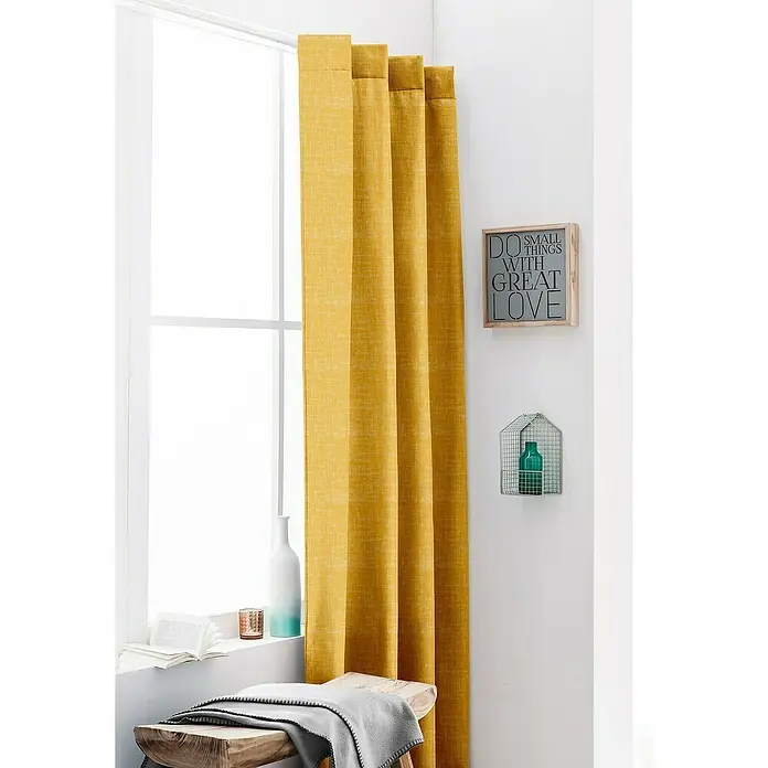 Dekovorhang Chambray - Ochre, 135 x 245 cm, 100 % Polyester - Senffarbene Vorhänge mit Leinenstruktur, die eine gemütliche Atmosphäre schaffen. Sie sind eine perfekte Ergänzung für jeden Raum.