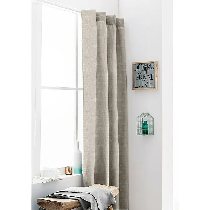Dekovorhang Chambray - Dune, 135 x 245 cm, 100 % Polyester - Beige Verdunkelungsvorhänge mit dezenter Struktur vor einem Fenster, die eine gemütliche Atmosphäre im Raum schaffen.