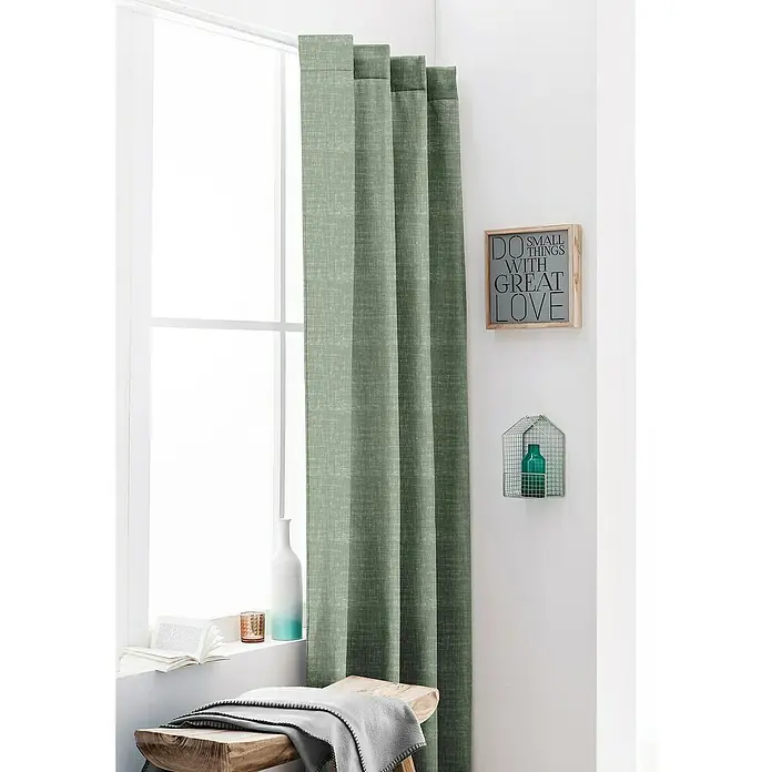 Dekovorhang Chambray - Green, 135 x 245 cm, 100 % Polyester - Grüne Vorhänge aus Stoff hängen an einem Fenster neben einer Bank mit Decke, einer Dekoration und einem inspirierenden Schild.