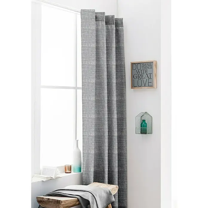 Dekovorhang Chambray - Light Grey, 135 x 245 cm, 100 % Polyester - Graue Vorhänge vor dem Fenster, daneben Deko-Elemente an der Wand, und eine Bank mit Decke im Raum. Schaffen Sie eine gemütliche Atmosphäre.