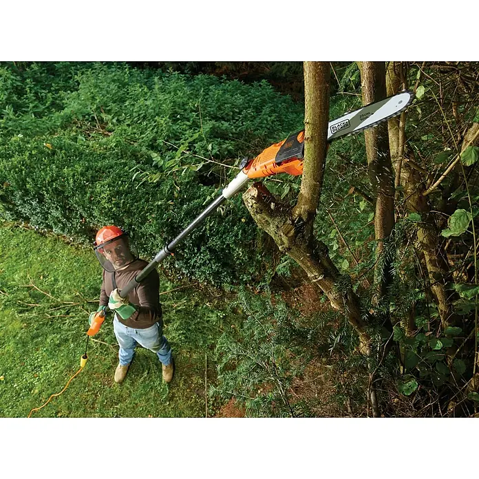 Black+Decker Podadora eléctrica PS7525-QS - 800 W - Una persona usa una motosierra de pértiga Black+Decker para podar un árbol. La motosierra es naranja y negra y tiene una pértiga larga.
