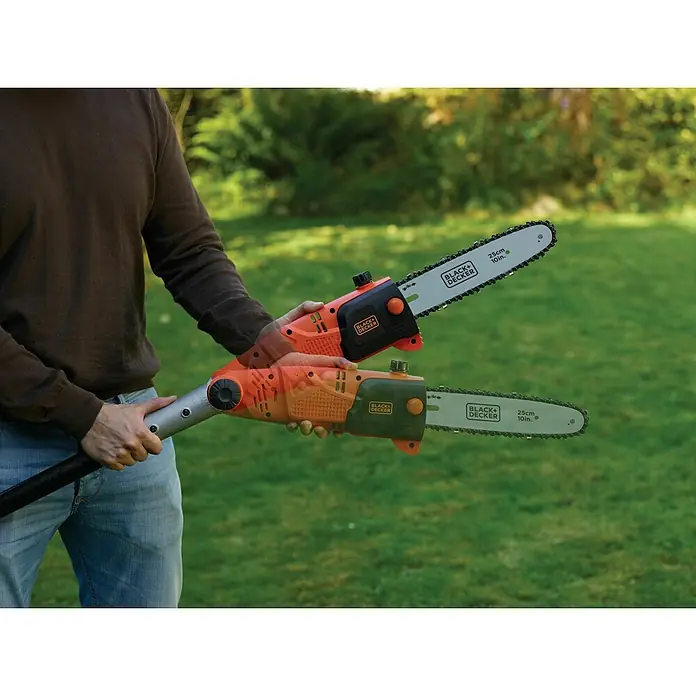Black+Decker Podadora eléctrica PS7525-QS - 800 W - Una persona sosteniendo una motosierra de pértiga inalámbrica Black+Decker, ideal para podar árboles y arbustos.