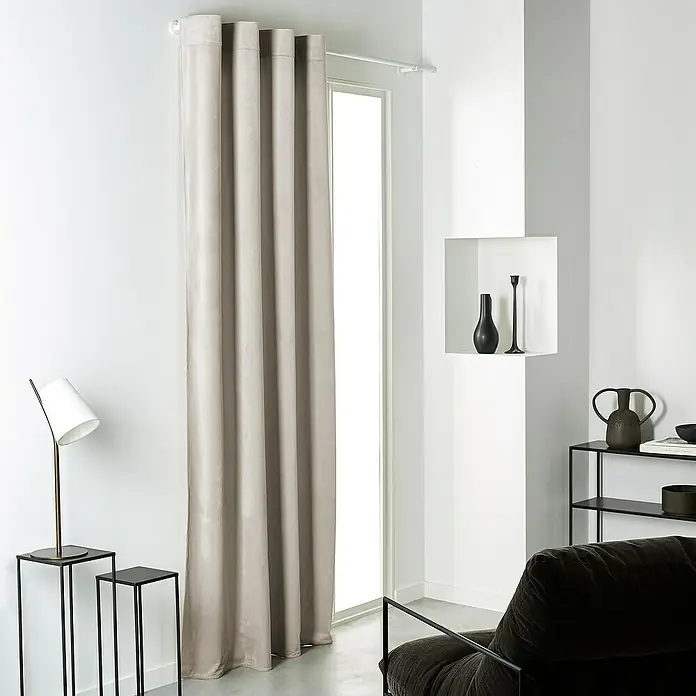 Verdunkelungsvorhang Velvet - Dune, 135 x 245 cm, 100 % Polyester - Ein elegantes beigefarbenes Gardinenpanel mit Ösenaufhängung, das stilvoll Licht filtert und Privatsphäre bietet, wird hier präsentiert.